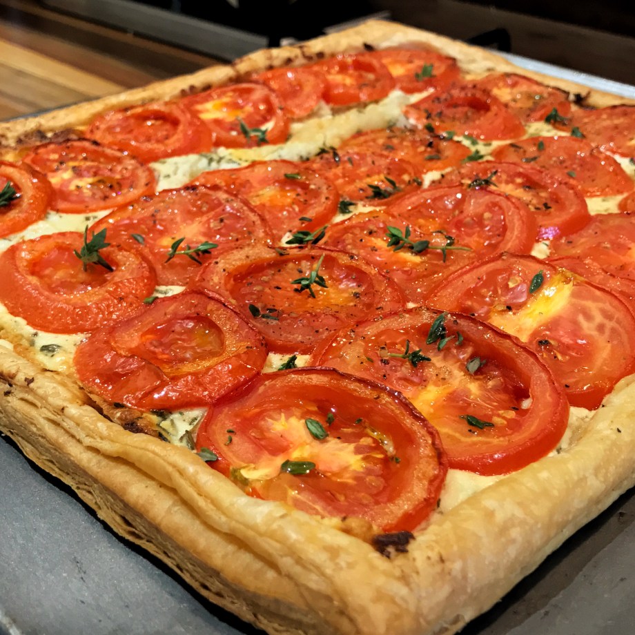 Goat's cheese, thyme and tomato tart