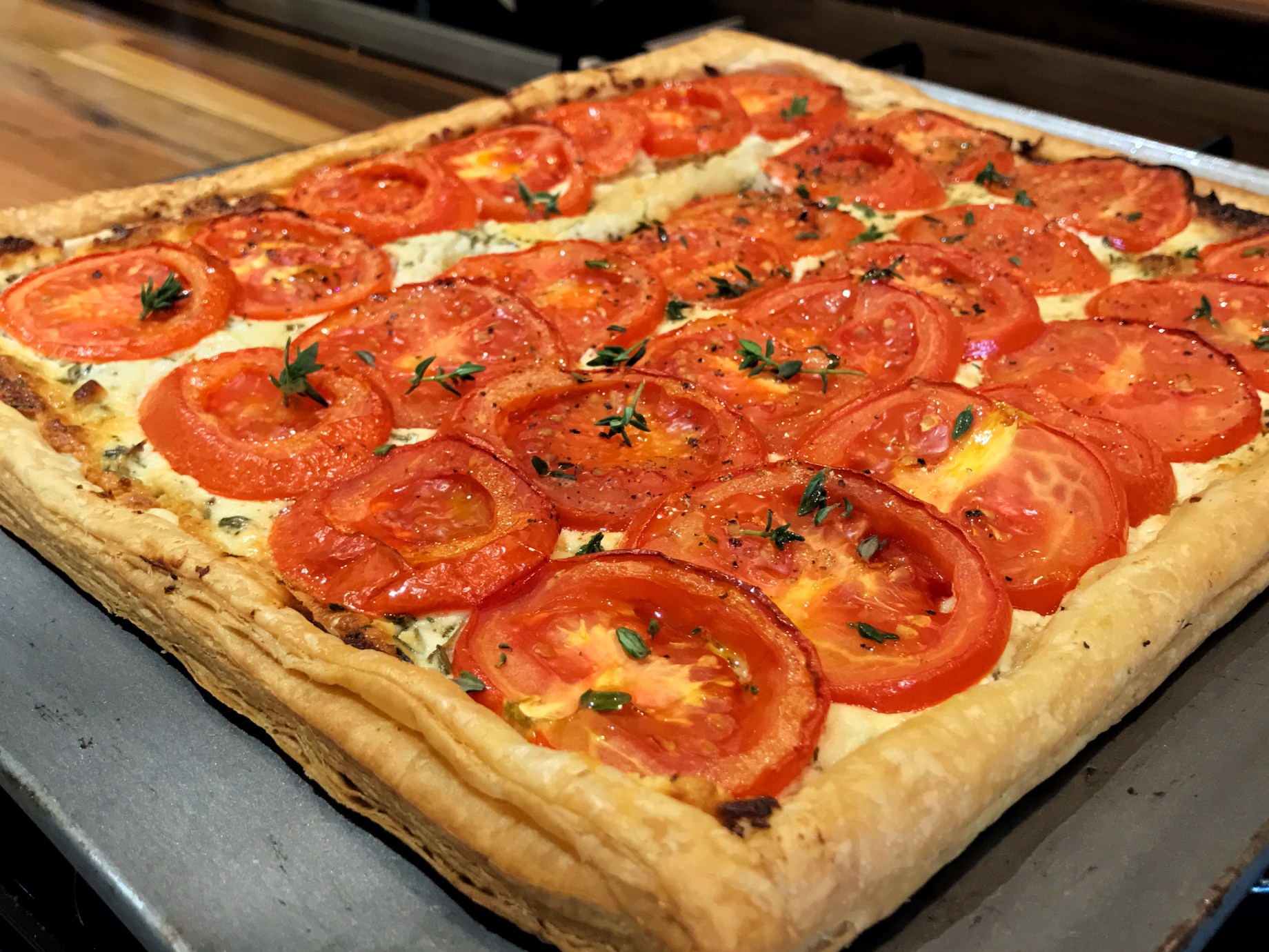 Goat's cheese, thyme and tomato tart
