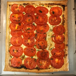 Goat's cheese, thyme and tomato tart